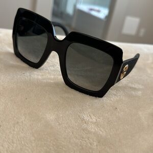 Stunning GUCCI Sunglasses 🕶️